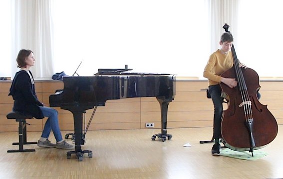 Leander mit Sabina Lunzer am Klavier